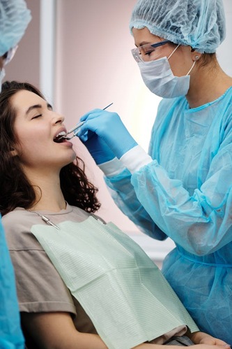 wisdom tooth surgery dentist doing wisdom tooth removal